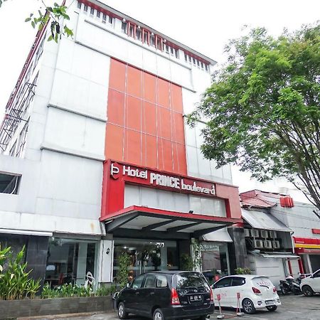 Oyo 1318 Hotel Prince Boulevard Manado Exterior foto