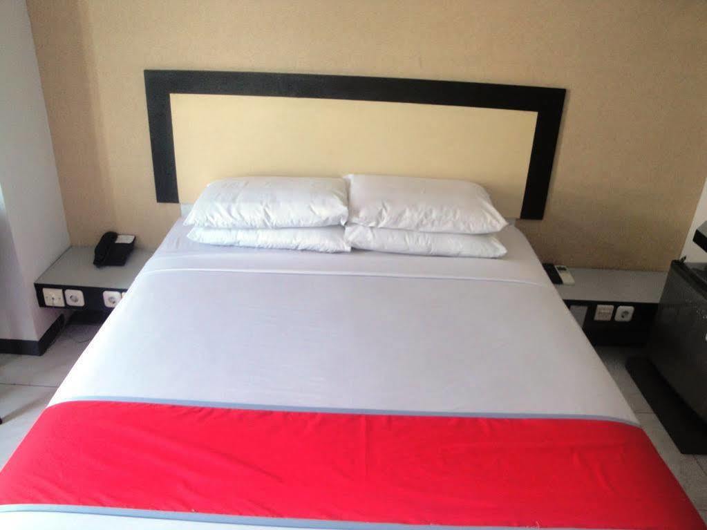 Oyo 1318 Hotel Prince Boulevard Manado Exterior foto