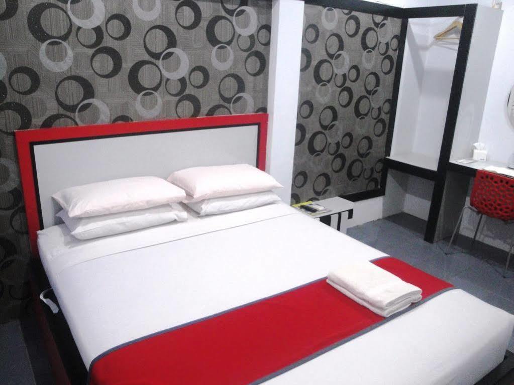 Oyo 1318 Hotel Prince Boulevard Manado Exterior foto