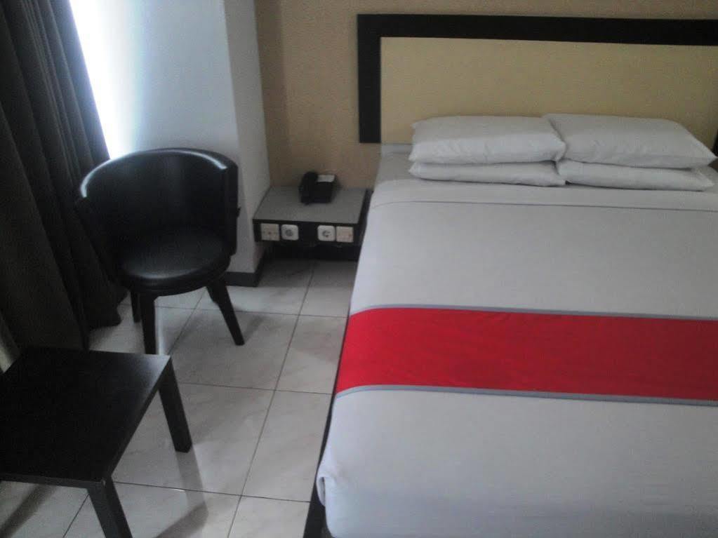 Oyo 1318 Hotel Prince Boulevard Manado Exterior foto