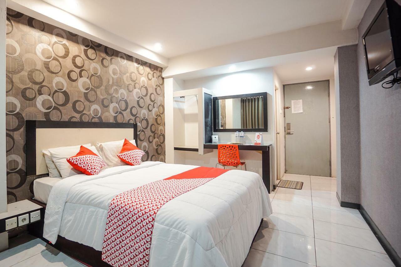 Oyo 1318 Hotel Prince Boulevard Manado Exterior foto