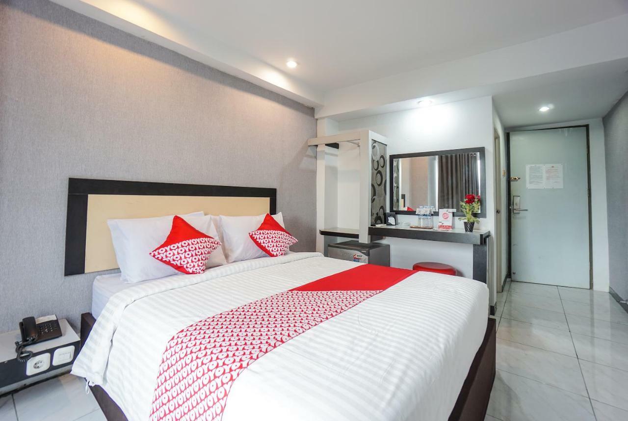 Oyo 1318 Hotel Prince Boulevard Manado Exterior foto