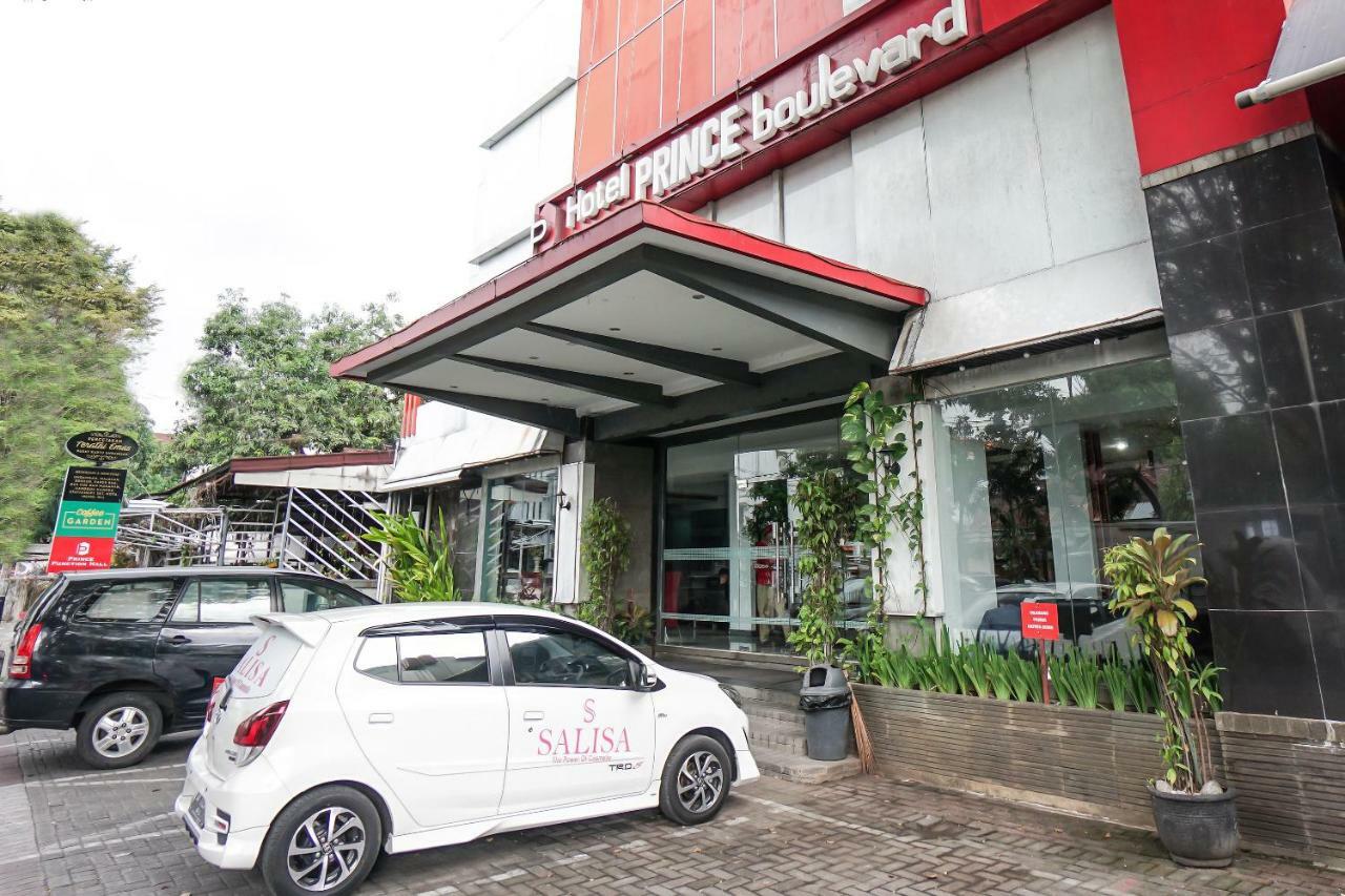 Oyo 1318 Hotel Prince Boulevard Manado Exterior foto